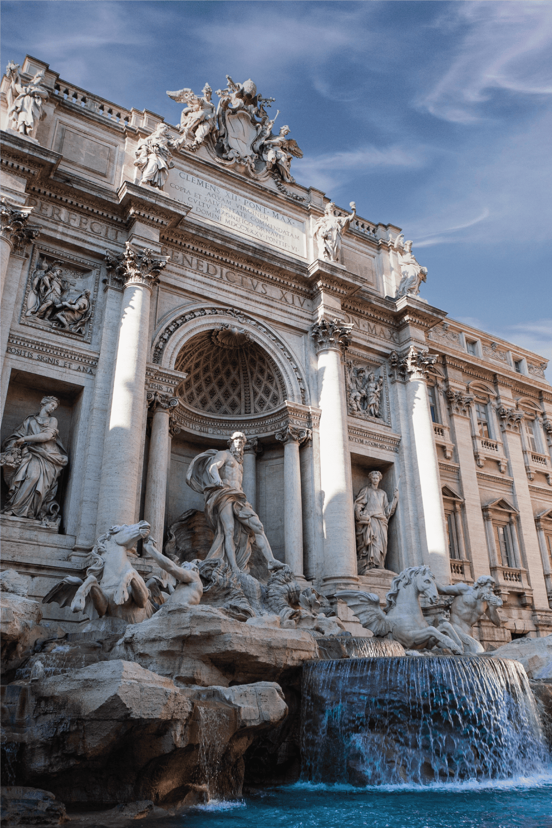 Vista das esculturas da Fontana di Trevi em Roma